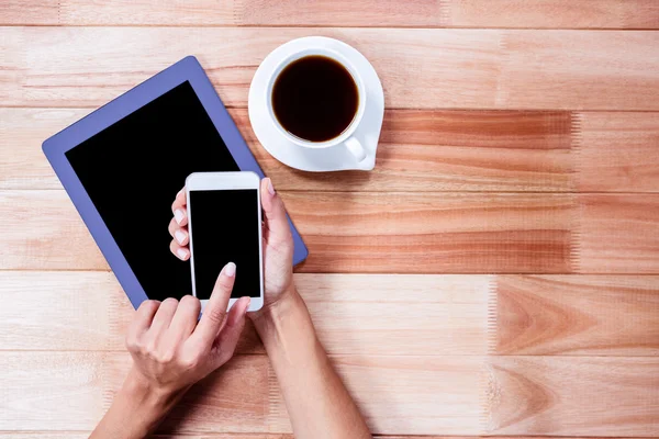 Affärskvinna med sin Smartphone-telefon på skrivbordet — Stockfoto