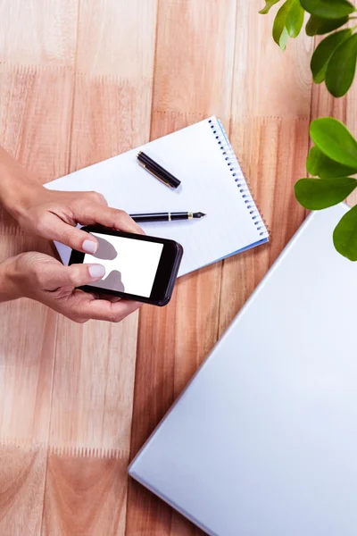 Overhead van vrouwelijke handen gebruikend smartphone — Stockfoto