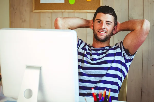 Guapo hipster trabajando en el escritorio — Foto de Stock