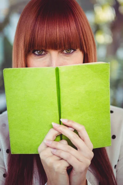 Atractiva mujer hipster leyendo un libro — Foto de Stock