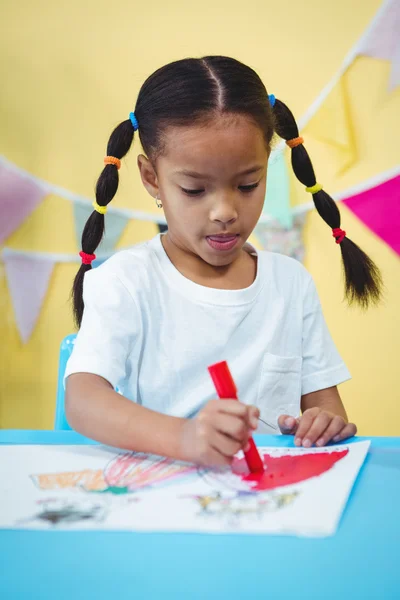 Focused ragazza colorare il suo libro — Foto Stock