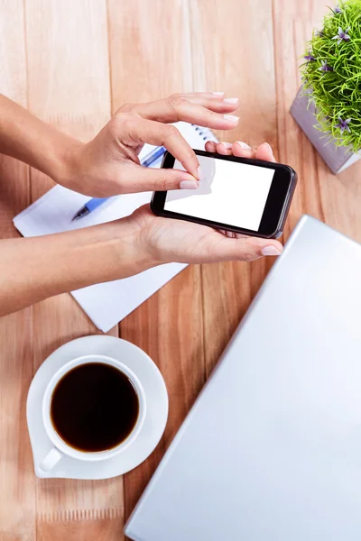 Overhead van vrouwelijke handen gebruikend smartphone — Stockfoto