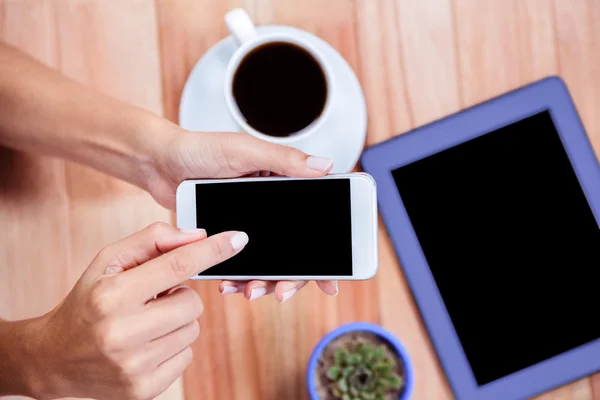 Overhead di mani femminili utilizzando smartphone — Foto Stock