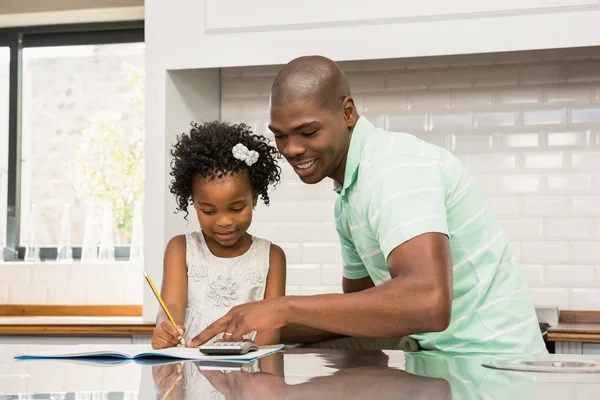 Pai ajudando sua filha com lição de casa — Fotografia de Stock