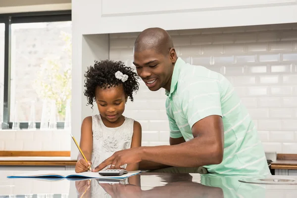 Padre ayudando a su hija con la tarea —  Fotos de Stock