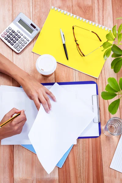 Teil der Hände, die Notizen machen — Stockfoto