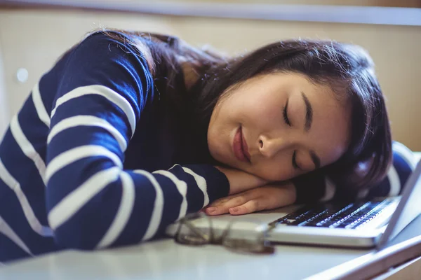 Spící student v přednáškovém sále — Stock fotografie