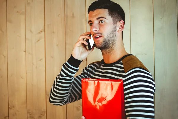 Příležitostné bederní pomocí svého telefonu — Stock fotografie