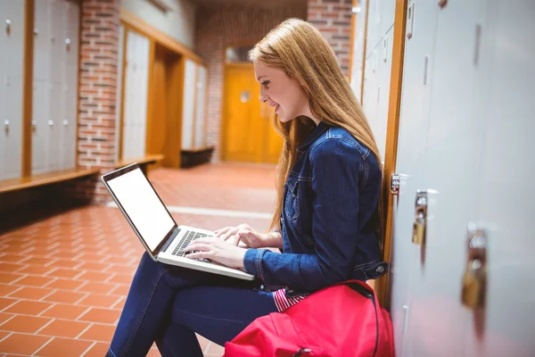 Χαμογελώντας φοιτητή που χρησιμοποιεί laptop και smartphone — Φωτογραφία Αρχείου