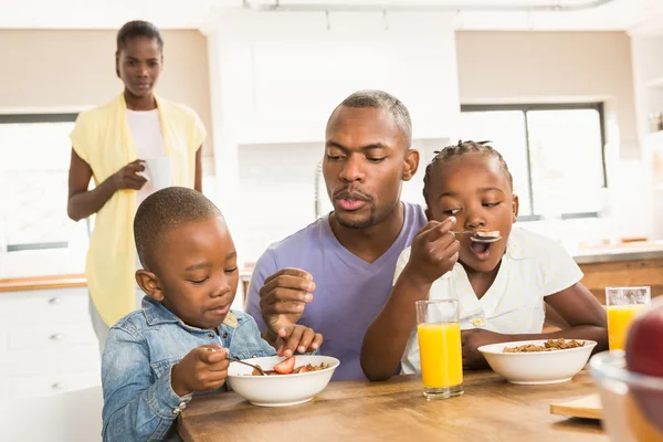 Casual feliz familia desayunando — Foto de Stock