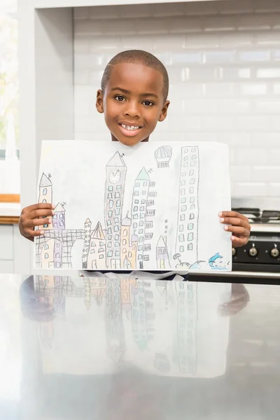 Usměvavý chlapec ukazuje svou kresbu — Stock fotografie