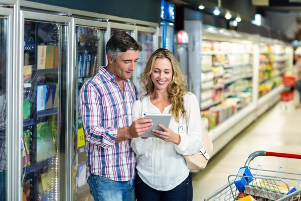 Gelukkige paar met behulp van Tablet PC — Stockfoto