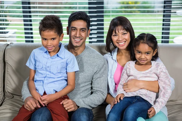 Família sorridente no sofá — Fotografia de Stock