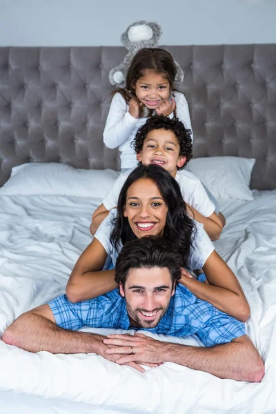 Familia feliz posando para la cámara —  Fotos de Stock