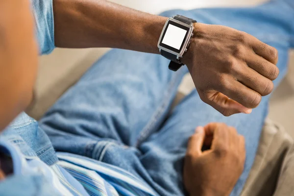 Vista de cerca de un hombre casual usando reloj inteligente —  Fotos de Stock