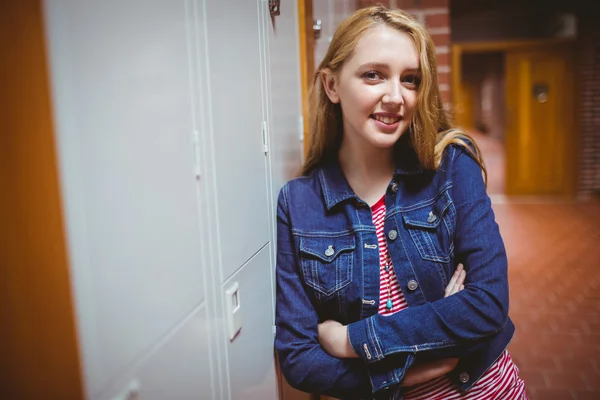 Lächelnder Student lehnt am Spind — Stockfoto