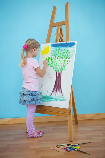 Дівчина малює свою барвисту картину — стокове фото