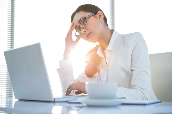 Donna d'affari stressata a computer portatile — Foto Stock