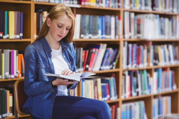 Söt student sitter på stol — Stockfoto