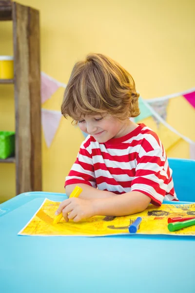 Menino pequeno colorir em sua foto — Fotografia de Stock