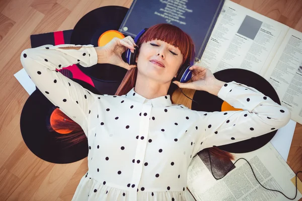 Hipster vrouw met gesloten ogen en hoofdtelefoon — Stockfoto