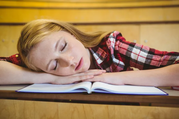 Красивая студентка спит на блокноте — стоковое фото