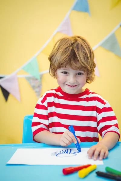 Uśmiechnięty chłopiec zabarwienie trochę papieru — Zdjęcie stockowe