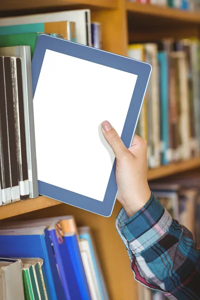 Tablo içinde bookshelf koyarak öğrenciler el — Stok fotoğraf
