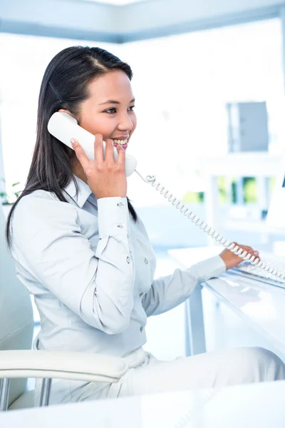 Donna d'affari sorridente al telefono — Foto Stock