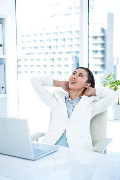 Glimlachende zakenvrouw ontspannen zichzelf — Stockfoto