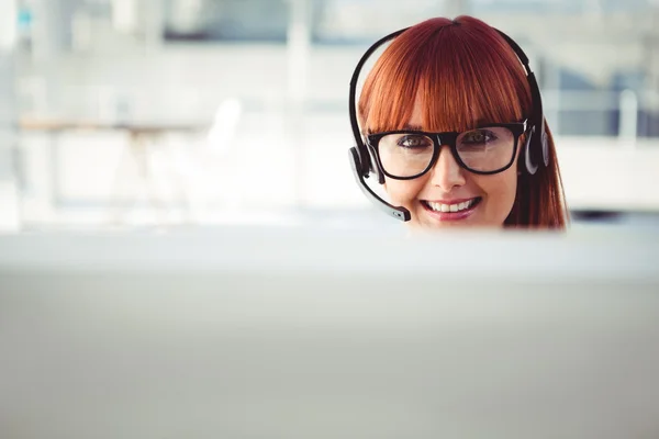 Attraente donna hipster con auricolare — Foto Stock