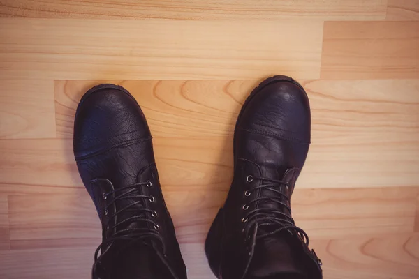 Imagem recortada de mulher usando botas — Fotografia de Stock