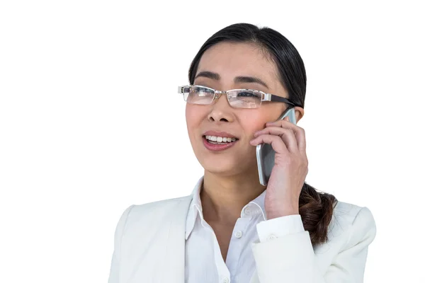 Sorrindo empresária usando seu telefone inteligente — Fotografia de Stock