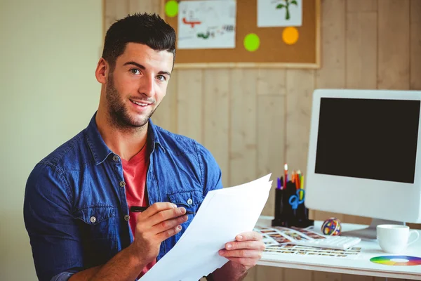 Guapo hipster trabajando en el escritorio —  Fotos de Stock