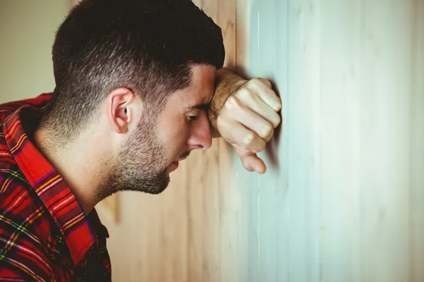 Homem estressado encostado à parede — Fotografia de Stock