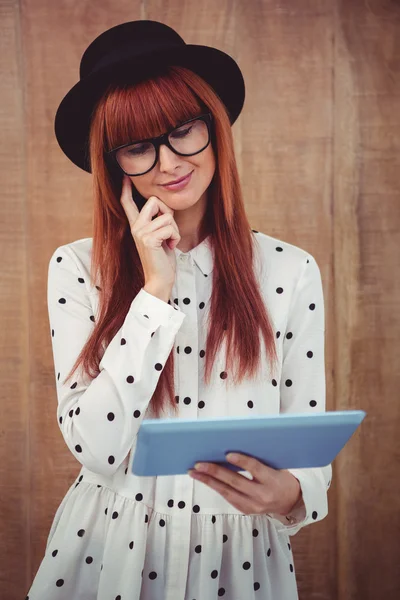 Gülümseyen hipster kadın onun tablet kullanma — Stok fotoğraf