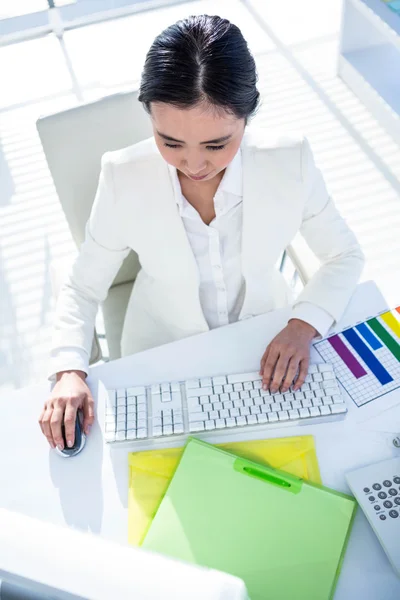 Femme d'affaires utilisant son PC avec des documents — Photo