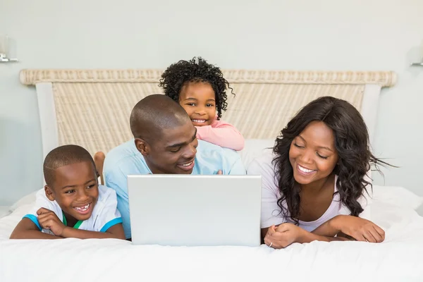 Familie plezier samen in bed — Stockfoto