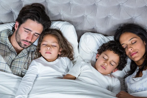 Família feliz dormindo juntos — Fotografia de Stock