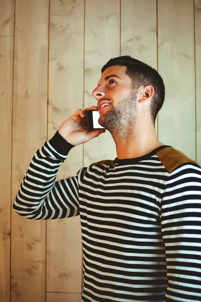 Casual hipster met behulp van zijn telefoon — Stockfoto