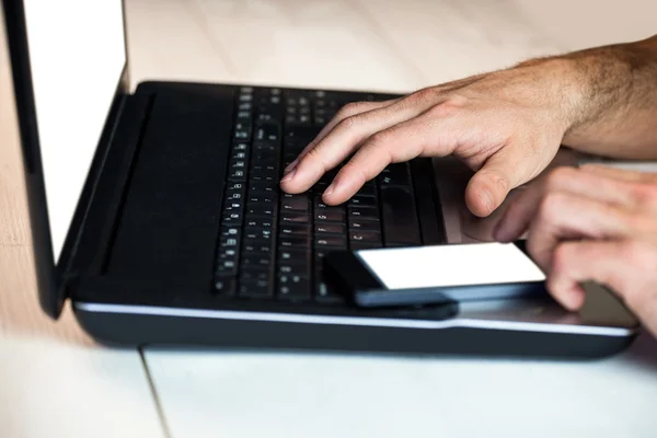 Człowiek za pomocą jego laptop — Zdjęcie stockowe