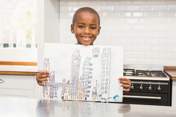 Usměvavý chlapec ukazuje svou kresbu — Stock fotografie