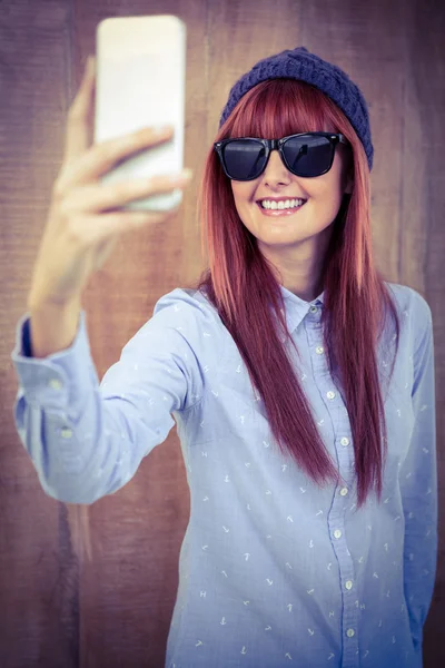 Χαμογελαστή γυναίκα hipster λαμβάνοντας selfie — Φωτογραφία Αρχείου