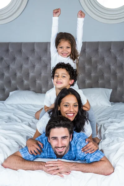 Lycklig familj poserar för kameran — Stockfoto