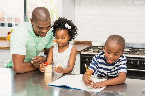 Vader met kinderen in de keuken — Stockfoto