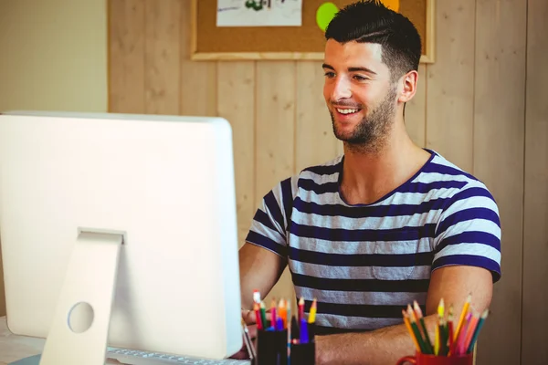 Knappe hipster werken bij receptie — Stockfoto