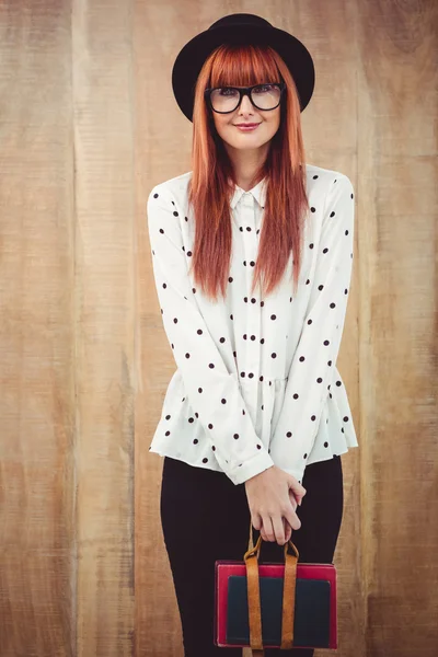 Lächelnde Hipster-Frau mit Büchergürtel — Stockfoto