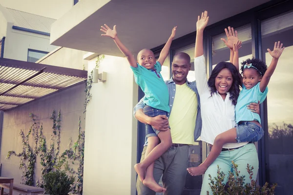 Familia feliz de pie en el jardín — Foto de Stock