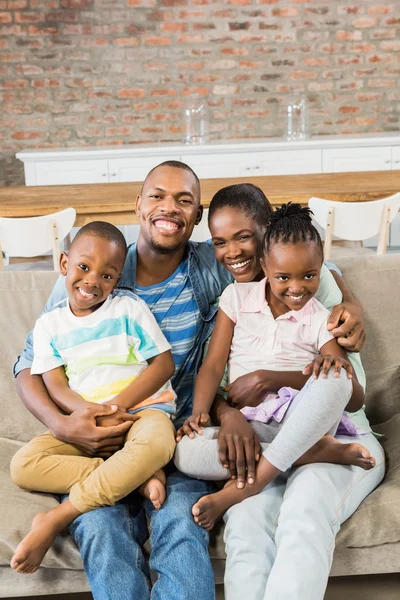 Gelukkige familie ontspannen op de Bank — Stockfoto