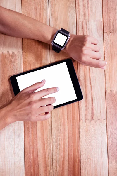 Ženské ruce s pomocí tabletu smartwatch — Stock fotografie